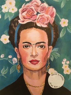 Gesicht einer Frau mit Blumen im Haar